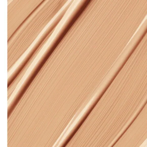 I am A Trendsetter - RealHer Power Wear Liquid Foundation - Picture 3 of 3